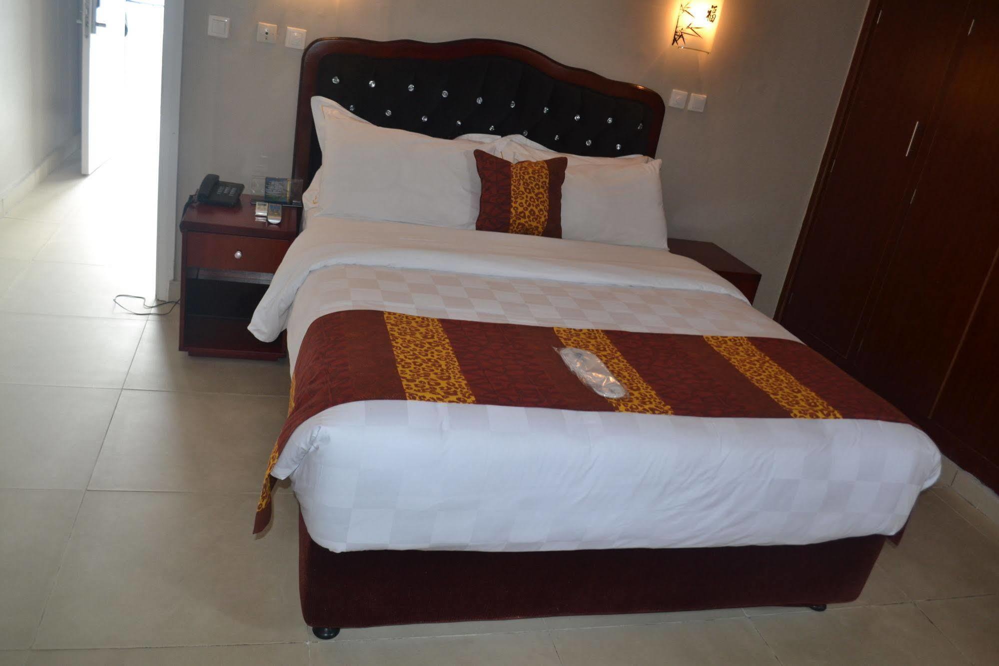דואלה Hotel La Falaise Bonanjo מראה חיצוני תמונה